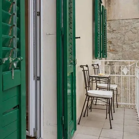 Old Town بيت ضيافة سبليت